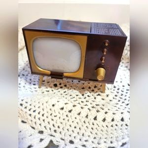 MID CENTURY VINTAGE NOVELTY PLASTIC TV SALT & PEPPER SHAKER SET